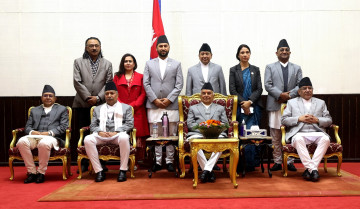 शपथपछि शीतलनिवासमा चल्याे फाेटाे सेसन, रविसँगै उभिए हरिशरण र निकिता (तस्वीरहरू)